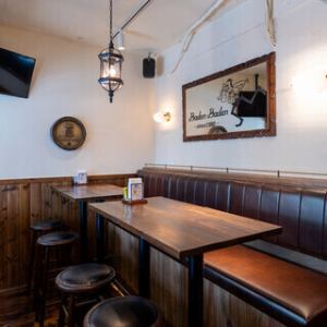 木の温もりを感じる落ち着いた空間で、本場ドイツ料理と厳選ドイツビールを囲む贅沢なひとときを。ご友人やご家族との食事会、カジュアルな飲み会に最適です。ゆったりと語らいながら、美食と美酒に酔いしれる時間をお過ごしください。