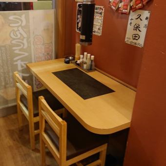 There is also a table seat that can be used by 2 people, perfect for private use!