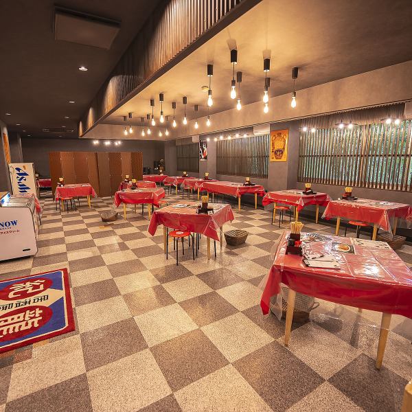 昭和レトロな店内の広々としたテーブル席でゆったりお食事をお楽しみください！素敵な雰囲気とおいしい料理とお酒は、大切な方との会話により一層花を咲かせることでしょう！
