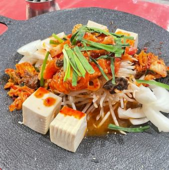 紀龍の鉄板鍋 （チュクミ）