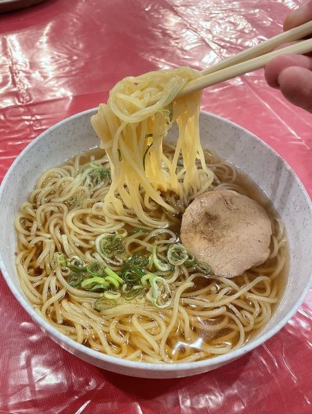昭和レトロな店内の広々としたテーブル席でゆったりお食事をお楽しみください！素敵な雰囲気とおいしい料理とお酒は、大切な方との会話により一層花を咲かせることでしょう！