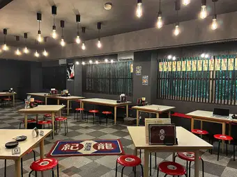 4名様～6名様座れる広々とした当店のテーブル席で素敵なお食事時間をお過ごしください！大切な人とテーブルを囲んで楽しむお食事は心に残る時間になることでしょう。もちろん1人で利用も家族で利用も可能です！１０名～30名様の団体様もお任せください！