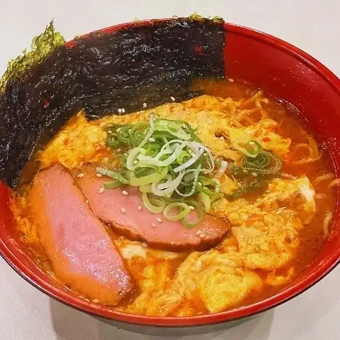 【旨辛の極み！心も体も温まる】自家製スープが自慢のピリ辛チゲラーメン