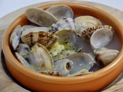 White wine steamed clams