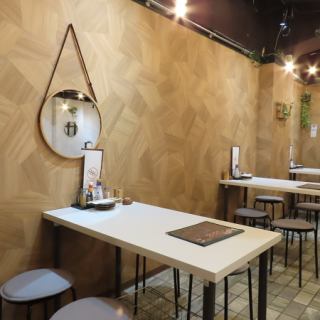 The wallpaper in the store also incorporates the elements of a hideaway, and along with the healing interior, we will provide healing to our customers' meals.