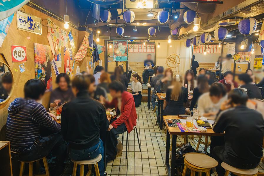 地下の店舗であることを忘れるくらい明るい照明とスタッフの元気で店内を照らします。女子会や記念日等々、様々なシーンでお使いいただけます♪また当店はカウンター席もご用意しております。会社終わりなど、是非お気軽にお立ち寄りください♪お一人でのご来店も大歓迎です！