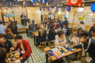 店内の壁紙なども隠れ家要素を取り入れ、ともにお客様のお食事に元気をご提供いたします。