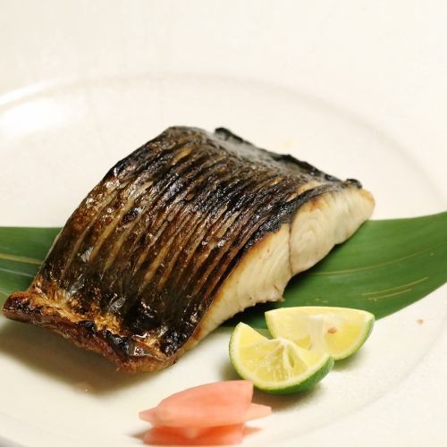 Thickly-sliced mackerel grilled over charcoal (seasonal)
