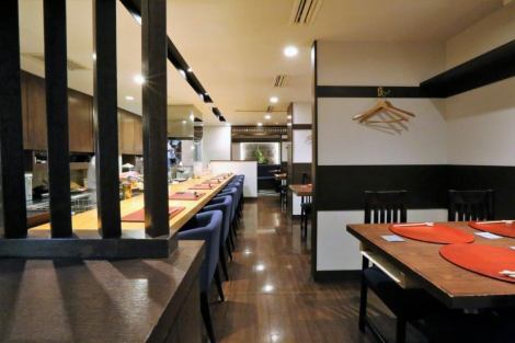 << The counter seats where you can see the serious eyes of the craftsmen are popular! >> You can enjoy alcohol, snacks, and food while relaxing at the spacious counter with a depth of 70 cm.(All seats are non-smoking)