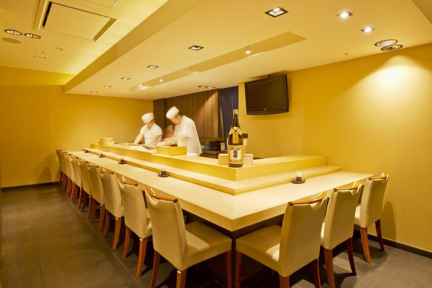 カウンター席では職人による調理が目の前で行われます。旬鮮旬魚を使用した二三一自慢の料理をお愉しみください。