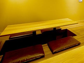靴を脱いでゆったりとくつろげる掘りごたつ席。扉を閉めれる完全個室は2部屋ご用意ございます。10名様前後のお席も有り。