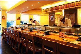 【カウンター】カウンター席は調理の様子を間近で眺められる寿司の醍醐味が味わえるお席です。ゆっくり職人の握る姿を見ながらお食事をお楽しみください。お一人様から2名様までご予約可能です。