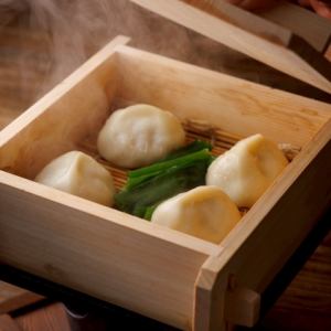 肉汁溢れる蒸し餃子