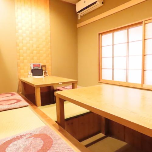 <p>掘りごたつのお席もご用意。お履き物を脱いで、ゆったりとお食事を楽しむことができます。</p>