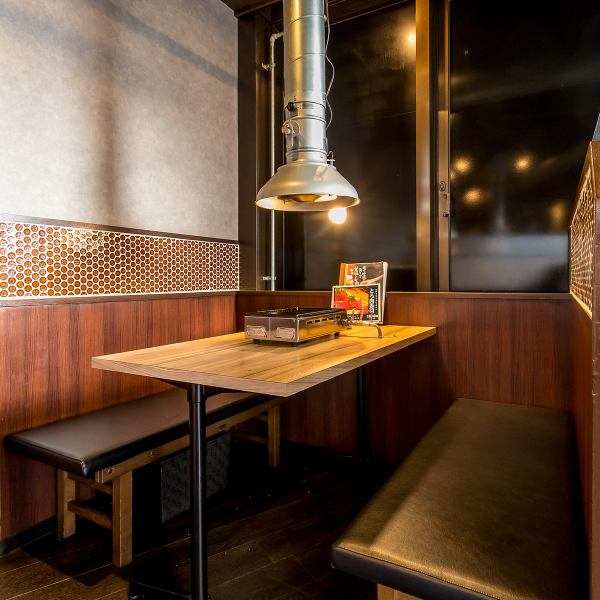 All seats are equipped with ventilation ducts! You can enjoy Nikuro's signature yakiniku without worrying about smoke. Each table has partitions, creating a spacious space.