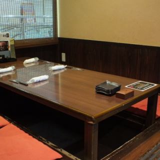 The private tatami room with a sunken kotatsu table and easy foot space is available for 4 people or more.When connecting sunken kotatsu seats for a group of 8 or more, the seats become flat and create a tatami room.Please note.