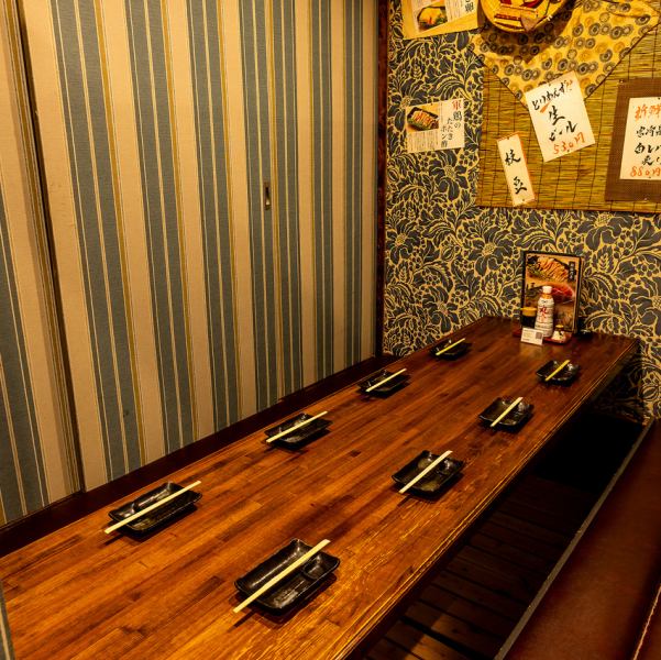 完全個室でくつろげる、6～12名様向けのお部屋です。長方形のゆとりあるテーブルが印象的。たくさんのお料理やお酒を並べて、ワイワイ楽しむ会社宴会や合コンなどのシーンにベストマッチです！ボタンひとつでスタッフが伺うので、オーダーも楽チン♪