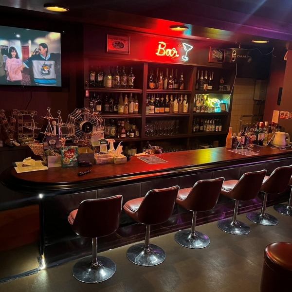 こだわりのお酒がずらりと並んだカウンター。プライベートな時間をお過ごしいただけます！