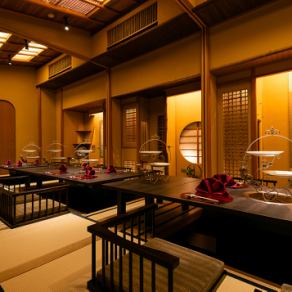 【貸切宴会可能】当店は貸切でのご予約も承っております。家族行事や会社宴会など特別なお食事は是非「牛ヒレ焼肉の名紋神刃」にて。お車でご来店の際は、4台まで無料で駐車可能となります。ご予約の際に車種とサイズをお伝えくださいませ。運転代行の手配もございます。和の空間でご家族やお仲間と思い出に残るお食事を。