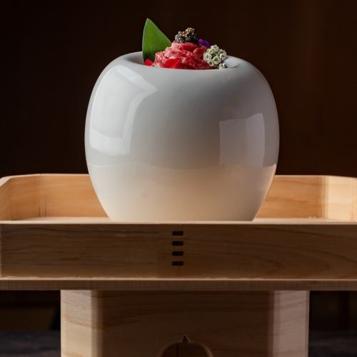 神戸牛のみを使用。とろけるような味わいの『神ユッケ』