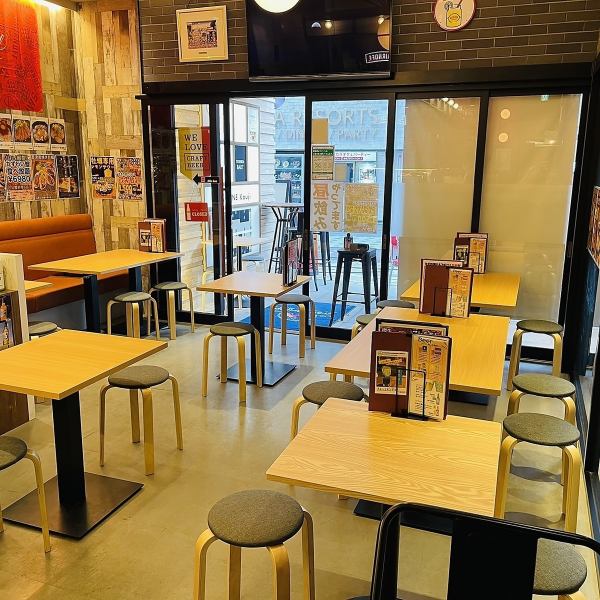 [Comfortable table seats] It can be used for casual gatherings with friends or girls' night out.If you want to drink lightly, there is also a high chair for two people! It is also perfect for a date♪ We can accommodate up to 8 to 10 people!
