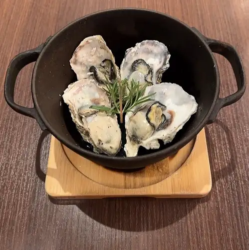 ハーブ香る牡蠣の白ワイン蒸し