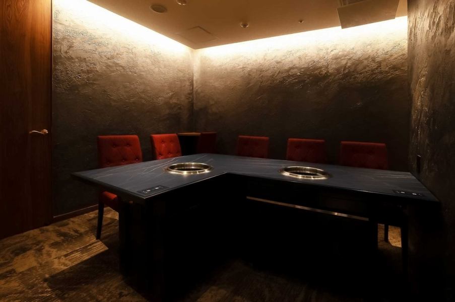 完全個室を1室ご用意しており、ゴージャスモダンな作りの中で、会社の接待や大事な会食など、大切な方をおもてなしするときにおすすめです。特別室には、玄関とは別に専用の出入口がございますので、予めお申し付けください。別途部屋代5000円を頂戴します。