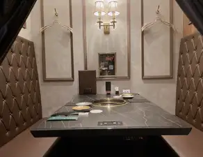 半個室2～4名様　テーブル席4部屋シックな雰囲気を堪能いただけるテーブル席を３席ご用意しております。お早目のご予約をお勧めしております。