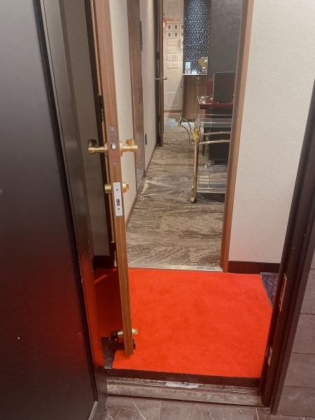 正面口とは別にVIP専用出入口を設けております。レッドカーペットを通って入退店でき、今までにない入退店を体感できます。テーブル席のお客様も専用出入口を設けておりますので、是非ご利用ください！ご予約の際にお気軽にスタッフにお申し付けください。