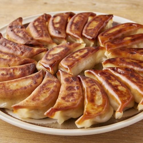 【とんぼ三大名物】とんぼ名物円盤餃子!!肉汁餃子から変わり種の餃子までみんな大好きな餃子を楽しめます!!