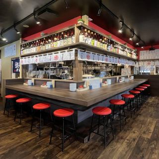 キッチンが見えるカウンター11席。調理場の賑わいと活気を存分に味わえる当店オススメの御席となっています。