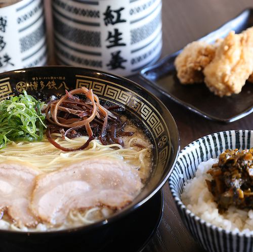 昼は博多豚骨ラーメン専門店