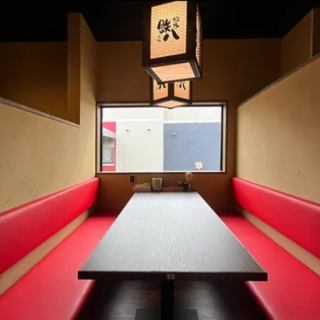 8名ボックス席1卓。少人数グループでのご利用にぴったりのBOX席をご用意。各テーブルの背後には仕切りがあり、ゆったりお寛ぎいただけます！