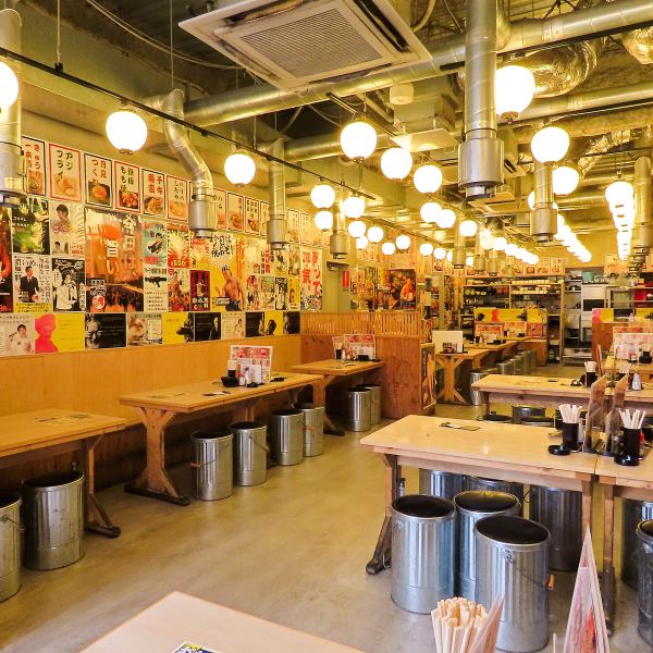 【活気ある大衆居酒屋】お祭り気分になれると好評の内装です！自慢の居酒屋料理とリーズナブルなドリンクをゆったりと堪能出来るよう、人数に応じたレイアウトにも対応しております！名物のでか唐揚げをぜひ皆様でご賞味ください◎
