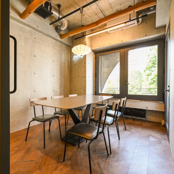 ≪個室が各種シーンにピッタリ◎≫ 最大8名まで利用可の完全個室を2部屋ご用意しております！ご家族や会社の宴会、友人でのグループ利用などどんなシーンでもゆっくりと贅沢な時間をご堪能いただけます♪
