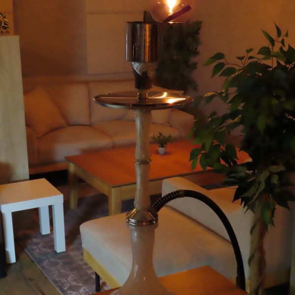 [We also have sofa couple seats that are perfect for dates.】Our store welcomes you into a refined space with stylish interior and soft lighting.Please relax on the comfortable sofa seats where you can spend long periods of time.We are open until 5am, so please feel free to drop by after work.