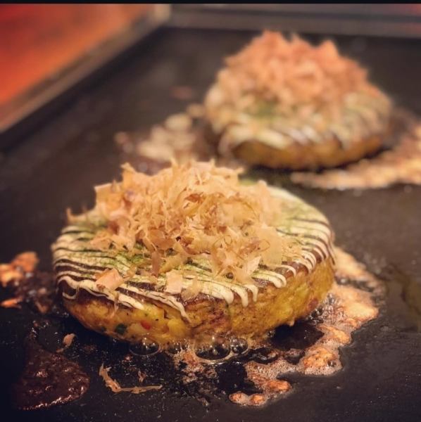 当店のお好み焼きはニーズに合わせて複数種類をご用意！会社宴会や女子会、友達同士の集まりから2次会のしっぽり飲みまでどんなシーンにもピッタリです！限定の一品物はなんど1000円以下から楽しめ、こだわり抜いた贅沢お好み焼きもご用意。ドリンクもここでしか楽しめない限定含め20種類以上もご用意！