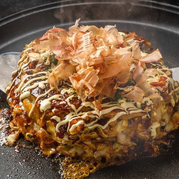 豚肉や海鮮などを贅沢に盛り込んだ特製ミックス玉を1330円にてご提供！！