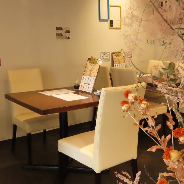 どこか懐かしさを感じる温かみのある店内は、お仕事帰りの方やお友達同士でワイワイにぎわっており、元気をもらえる明るい雰囲気です☆貸切もご利用いただけますので、大切な日のお祝いなど様々なシチュエーションでお楽しみいただけます♪120分飲み放題付きのコースもご用意しておりますので、各種宴会利用にもピッタリ☆