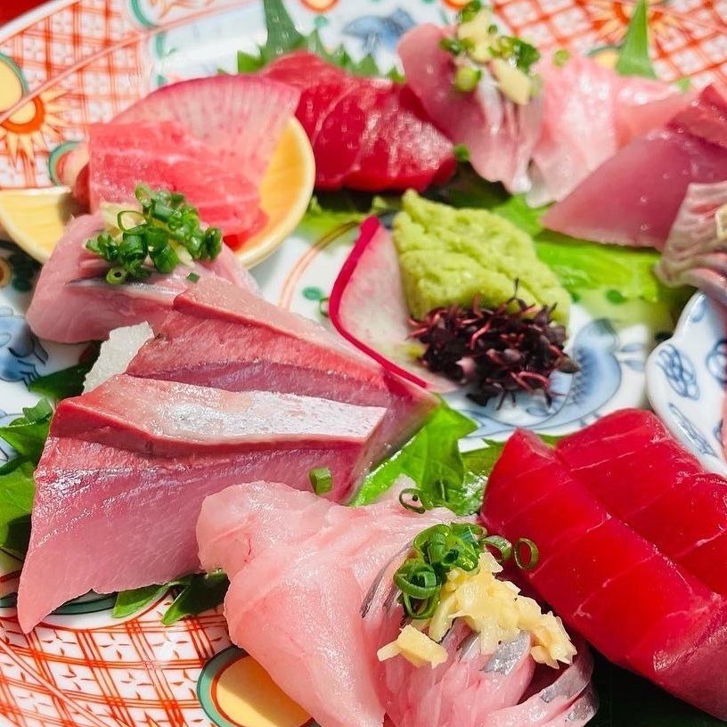 鮮魚を集めた本日のお刺身盛り合わせはご注文いただきたい一品！