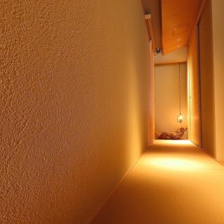 【코스 원단으로 맛볼 수 있는 일본식 흐름】 요리는 코스 형식으로 제공되며 전채부터 〆까지 일관된 흐름으로 즐길 수 있습니다.맛의 밸런스나 계절감을 소중히 해, 먹고 진행할 때마다 감동이 깊어지는 구성.오감으로 맛볼 수 있는 일본의 세계가 펼쳐집니다.