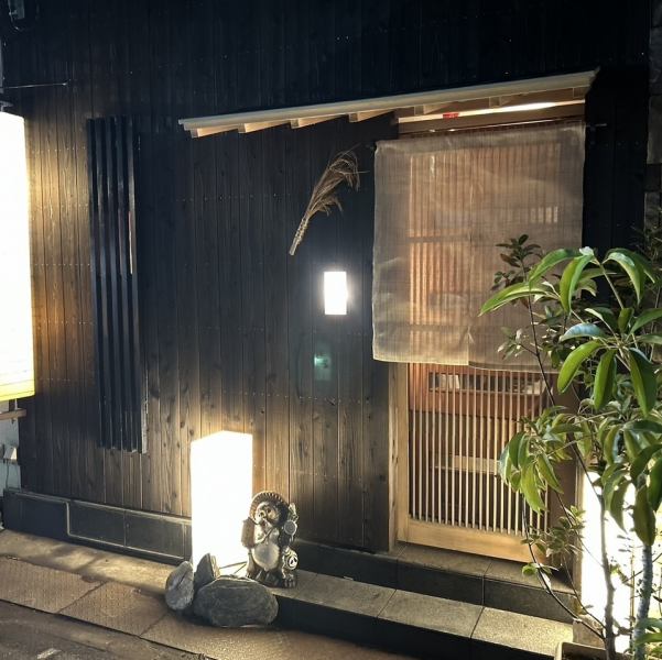 【15名様以上で貸切可能◎】最大20名様までの貸切が可能なスペースをご用意しています。友人との集まりや特別なイベントにぴったりの環境です。さらに、平日限定で掘りごたつ4名様以上の場合は、ご相談いただければ個室に変更可能、。落ち着いた雰囲気の中で、心温まる料理を囲んで楽しんでください。