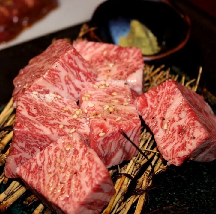 明るい店内でこだわりの焼肉をお楽しみください◎