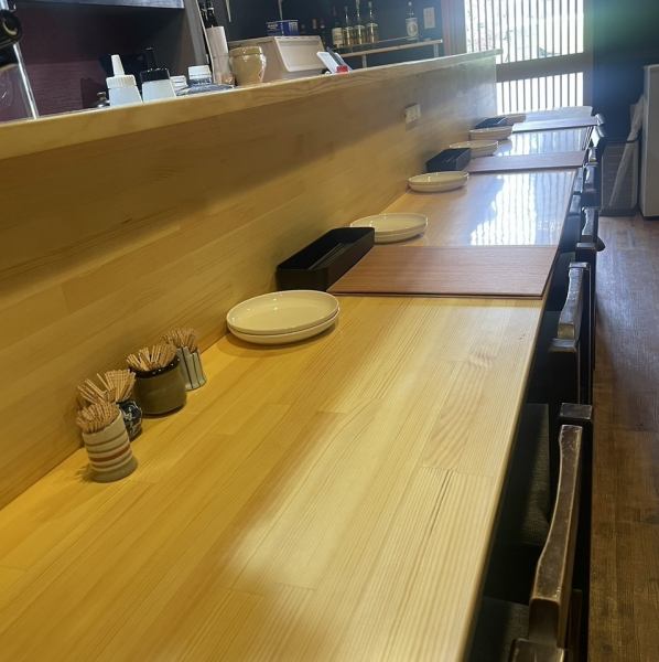 気の合うご友人や同僚とお食事やお酒をお楽しみいただく際は当店のご利用ください。当店の貸切利用は最小8名から最大12名までご利用いただくことができます。前日までにお電話でお問い合わせをお願い致します。さらにお誕生日でのご利用の際は『シャンパンのボトル』を1本プレゼント致します♪