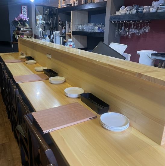 お一人様で来店しやすいカウンター10席のお店となっております。