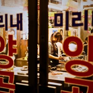 ハングル文字が躍る店内。釜山のホルモン焼き通りを丸ごと体験ください。