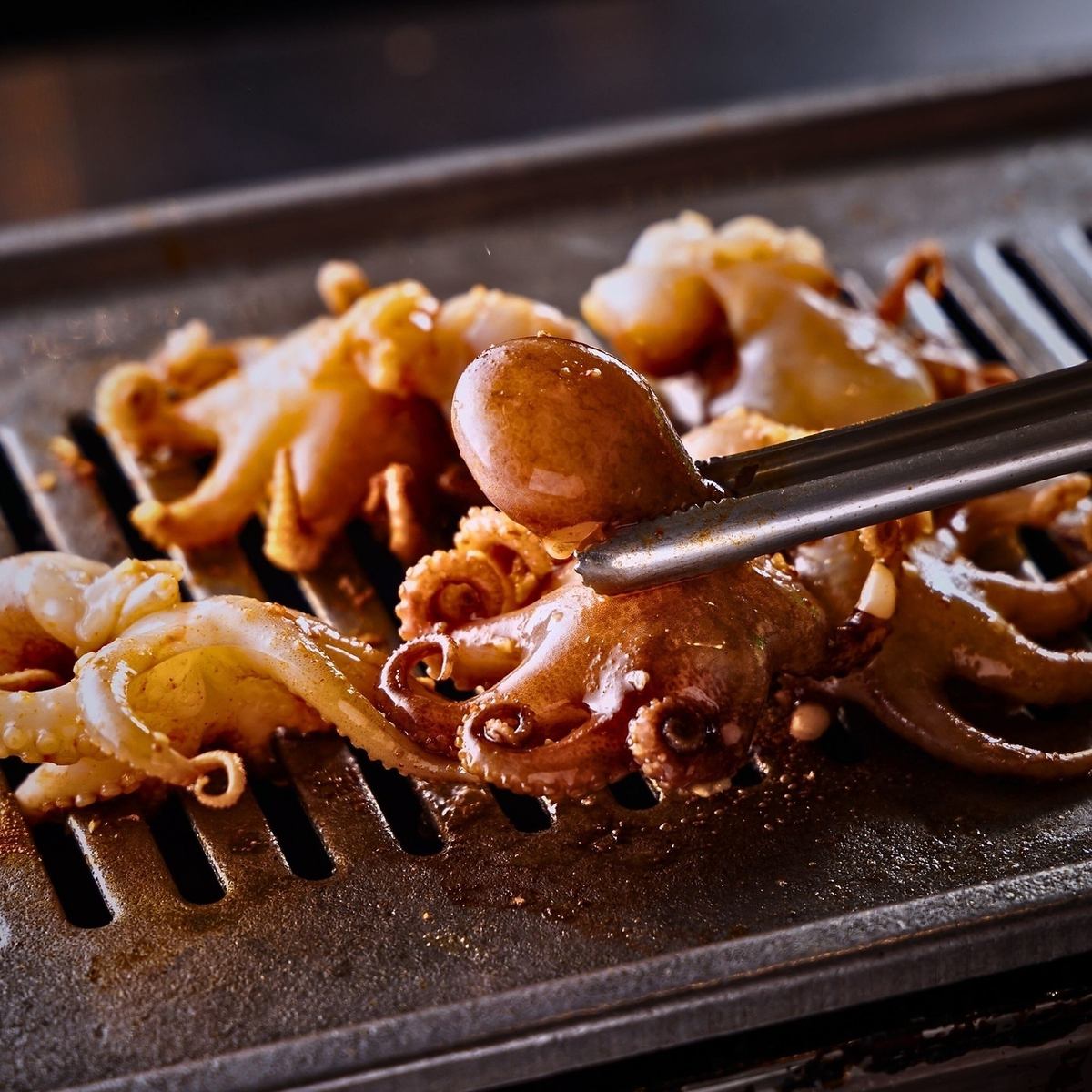 大人気の韓国料理！鉄板の上で踊るイイダコや焼肉を味わう♪