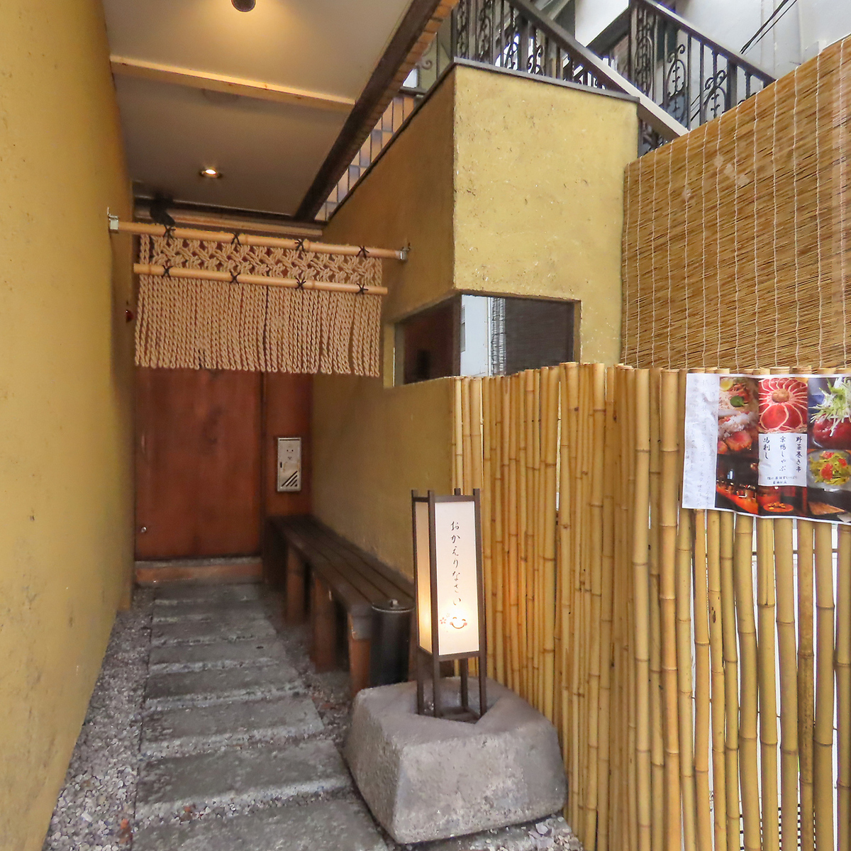 縄のれんの奥に佇む大人の隠れ家。JAZZが流れる店内でしっぽりと
