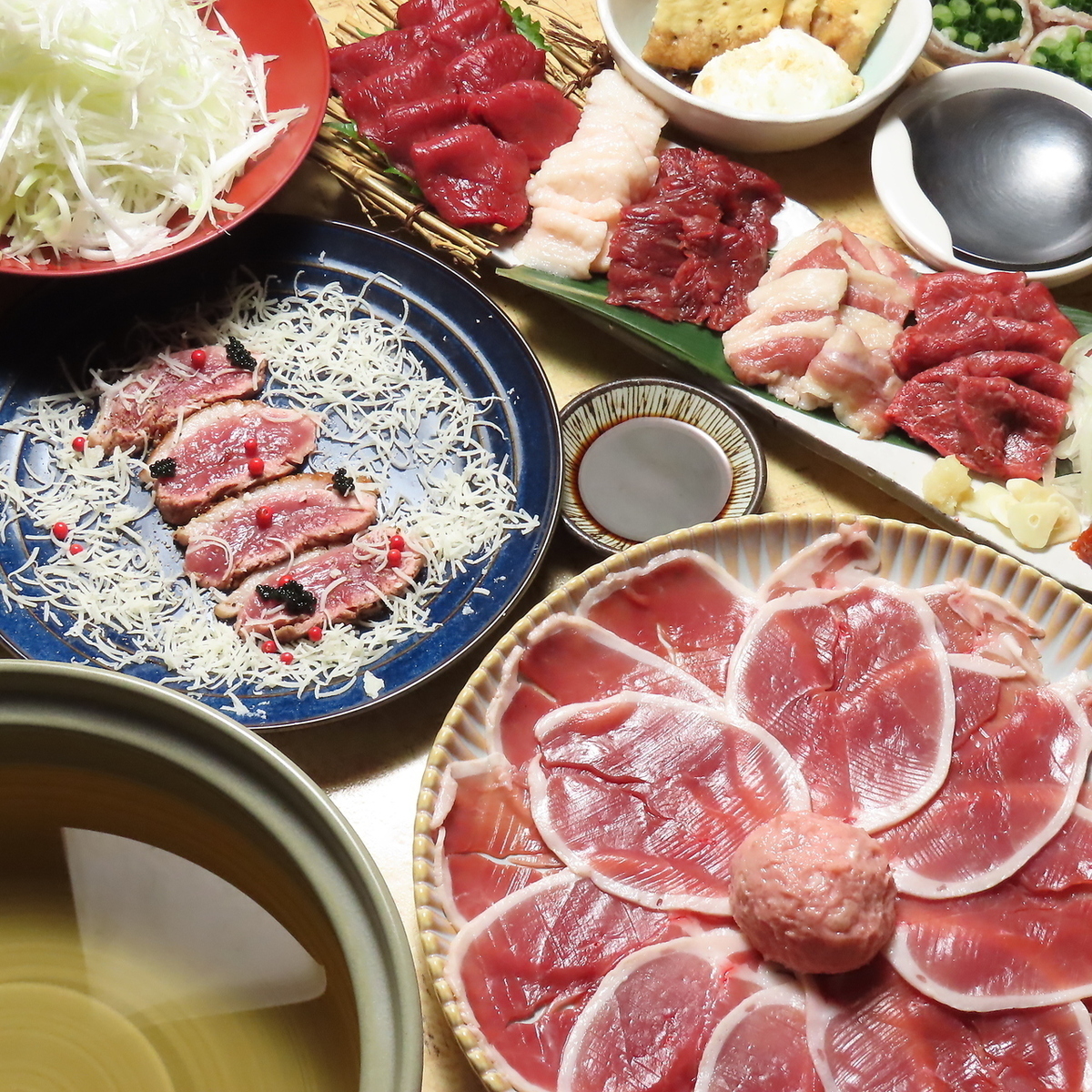 自慢の京鴨鍋や極上馬刺しに飲み放題付きで4400円(税込)~ご用意