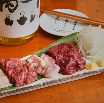 極上の新鮮馬刺しを味わう